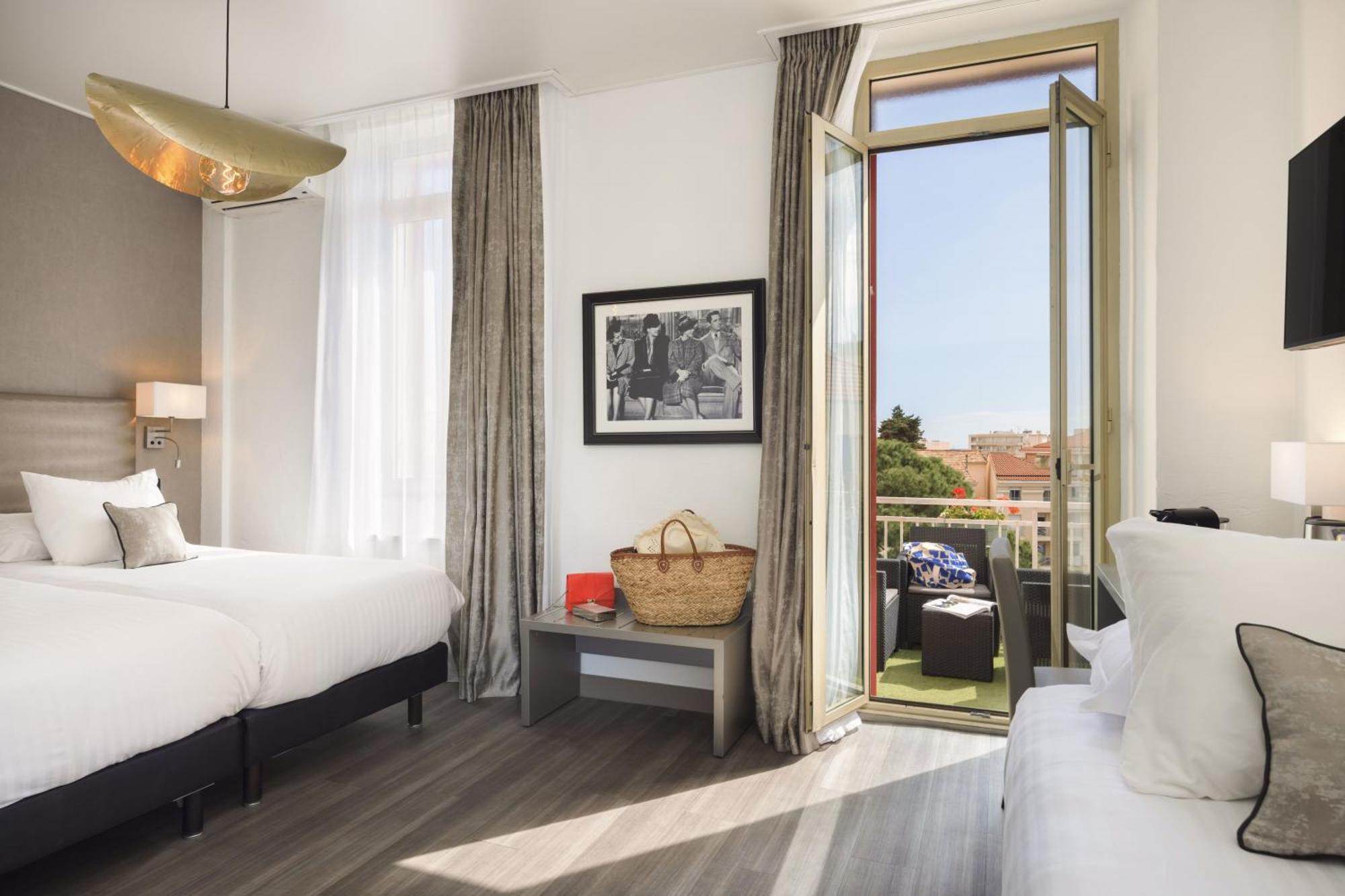 Deluxe Room One Queen One Single Bed Non-Smoking,1662974364:JPEG